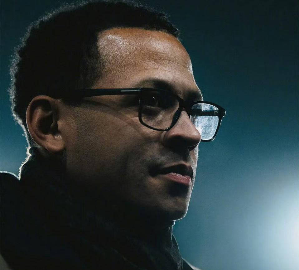 球迷愤怒难抑：战绩未达预期，罗塞尼尔却依旧获高层厚爱